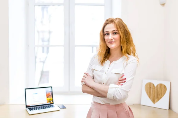 Bela Jovem Empresária Frente Janela Uma Mesa Com Laptop Cruzou — Fotografia de Stock