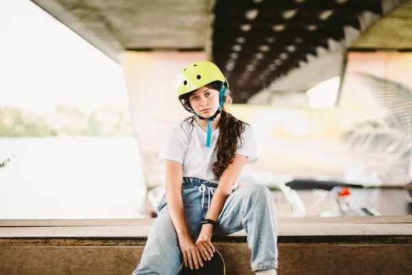 Chica Adolescente Con Casco Ropa Elegante Posando Rampa Media Tubería — Foto de Stock