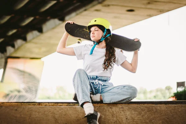 Schoolmeisje Lessen Skateboarden Praktijk Outdoor Skate Park Stijlvol Mooi Blank — Stockfoto