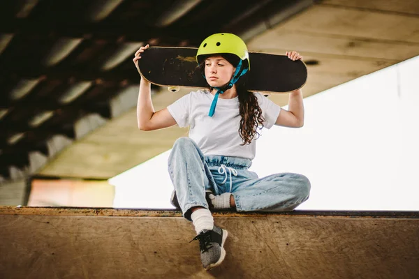 Close Van Een Jong Aantrekkelijk Meisje Met Een Skateboard Buiten — Stockfoto