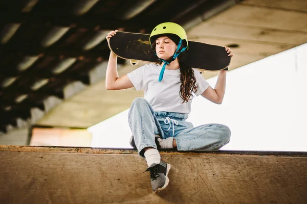 Schoolgirl Lessons Skateboarding Practice Outdoor Skate Park Stylish Beautiful Caucasian — Stock Photo, Image