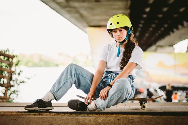 屋外スケートパークでのスケート練習でのレッスン後の女子高生 スケートパークでハーフパイプランプでスケートボードとスタイリッシュで美しい白人の女の子 十代のスケーター女の子とともにスケートデッキ — ストック写真