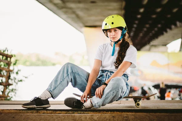 Retrato Seguro Fresco Joven Patinadora Parque Skate Aire Libre Chica —  Fotos de Stock