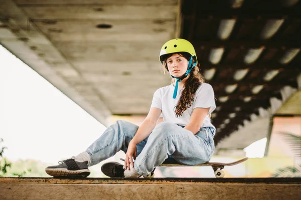 Portret Zelfverzekerde Coole Jonge Skateboarder Outdoor Skate Park Stedelijk Meisje — Stockfoto