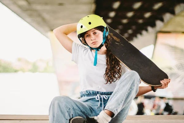 Portret Zelfverzekerde Coole Jonge Skateboarder Outdoor Skate Park Stedelijk Meisje — Stockfoto