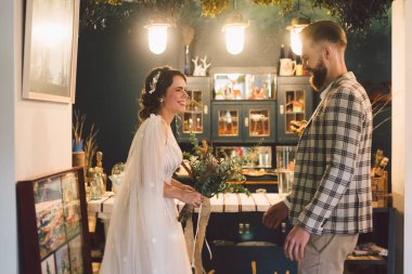 Düğün çiftimizin sabah ilk bakışı. Gelin ve damat. Gelin ve damadın ilk buluşması. Evliliğiniz kutlu olsun. Avrupa tarzında güzel bir düğün. Aşıklar birbirine bakıyor. İlk tarih.