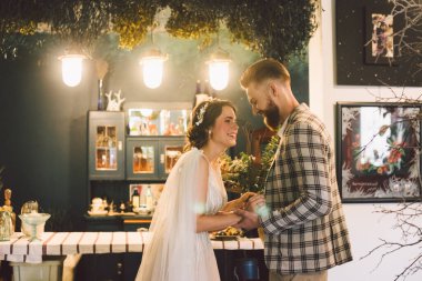 Düğün çiftimizin sabah ilk bakışı. Gelin ve damat. Gelin ve damadın ilk buluşması. Evliliğiniz kutlu olsun. Avrupa tarzında güzel bir düğün. Aşıklar birbirine bakıyor. İlk tarih.