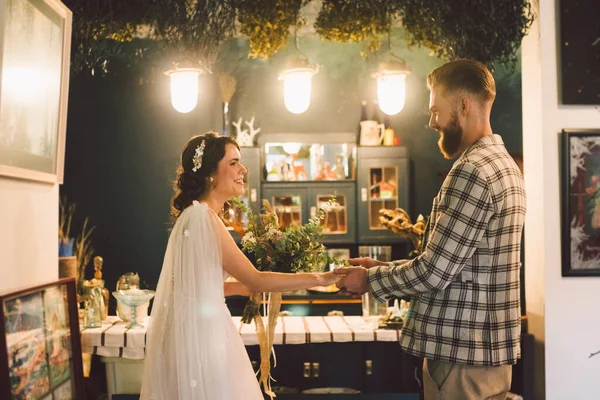 Primera Mirada Pareja Boda Mañana Novia Novio Primera Reunión Novios —  Fotos de Stock