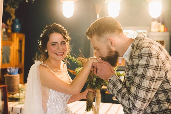 Primera Mirada Pareja Boda Mañana Novia Novio Primera Reunión Novios — Foto de Stock