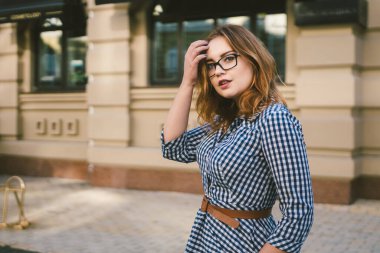 Beyaz elbiseli kadın eski Avrupa kasabasında seyahat ediyor. Seyahat ve kira, hafta sonu için otel rezervasyonu, şehir merkezinde daire kiralama. Yaşam tarzı yaz tatilleri. Dünyanın bilinmeyen köşelerinin keşfi.