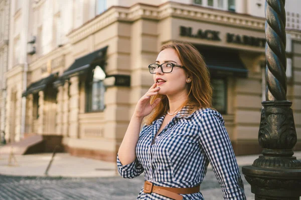 Mujer Caucásica Vestido Viaja Vieja Ciudad Europea Viaje Alquiler Reservar — Foto de Stock