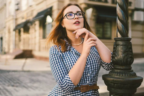 Mulher Caucasiana Vestido Viaja Cidade Europeia Velha Viagem Aluguel Reservar — Fotografia de Stock