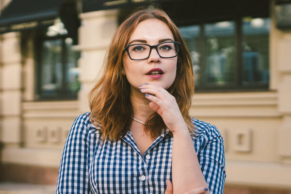 Белая женщина в платье путешествует по старому европейскому городу. Поездка и аренда, бронирование отеля на выходные, аренда квартир в центре города. Летние каникулы. Открытие неизвестных уголков мира.