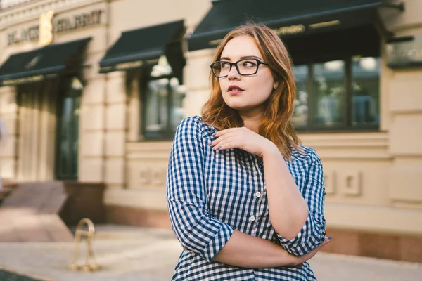 Mujer Caucásica Vestido Viaja Vieja Ciudad Europea Viaje Alquiler Reservar — Foto de Stock