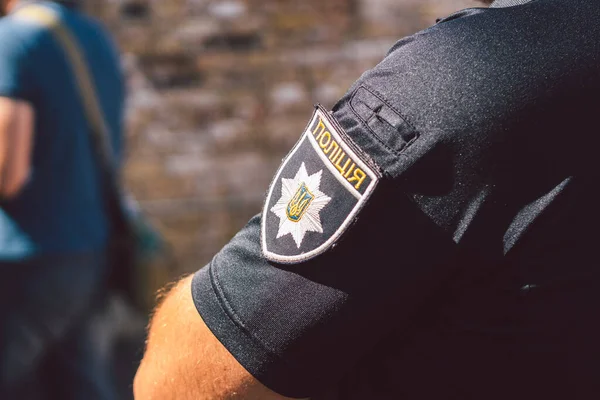 Ukrayna polisi, Ukrayna polisi yaklaşıyor. Polis devriyesi Ukrayna. Kiev. Ukrayna 'da devriye polisinin kolundaki sembol..