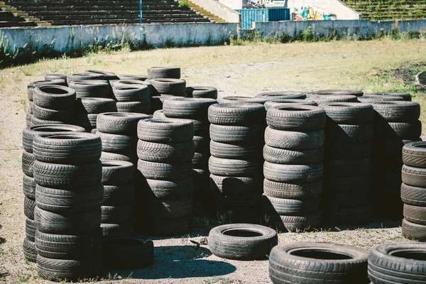 Muchos Neumáticos Automóviles Usados Viejos Apilados Uno Encima Del Otro —  Fotos de Stock