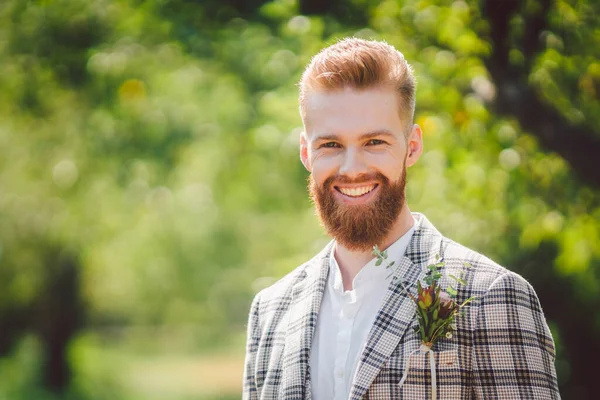 Portrait Caucasian Stylish Bearded Groom Vintage Suit Posing Outdoors Sunny — Stock Photo, Image