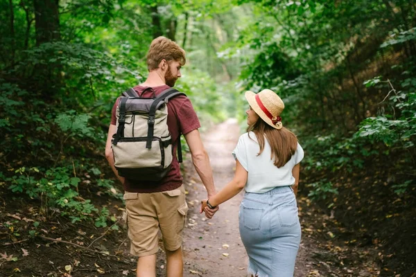 Casal Mãos Dadas Caminhar Floresta Vista Para Trás Aventura Viagens — Fotografia de Stock