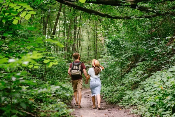 Facet Dziewczyna Spacerują Razem Lesie Wzdłuż Szlaku Trzymając Się Ręce — Zdjęcie stockowe