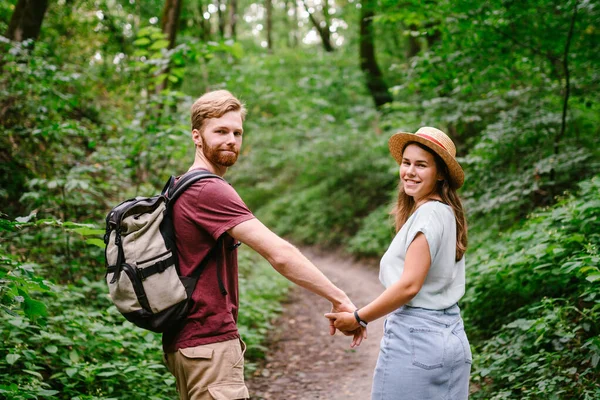 Handjes Vasthouden Het Bos Achteraanzicht Avontuur Reizen Toerisme Wandelen Mensen — Stockfoto