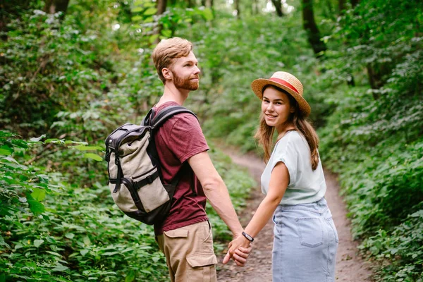 Gelukkig Blanke Echtpaar Lopen Een Dicht Bos Langs Het Pad — Stockfoto