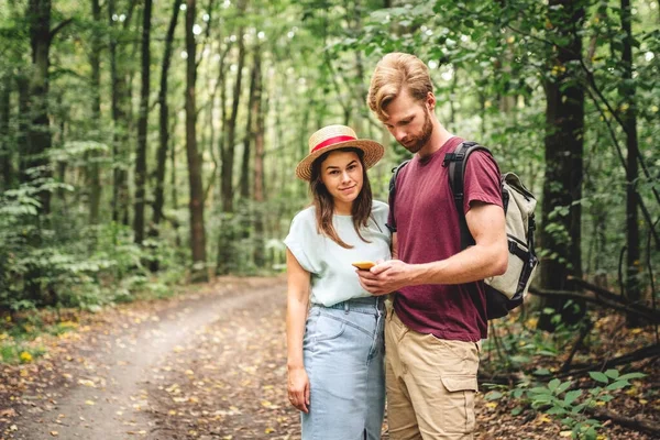 Paar Die Een Smartphone Gebruiken Het Bos Navigeren Thematoerisme Navigatie — Stockfoto