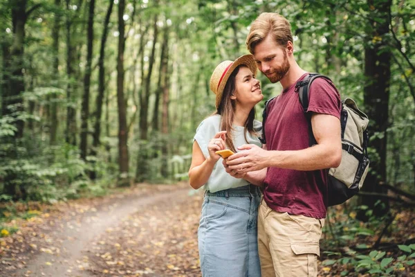 Pareja Senderismo Uso Mapas Aplicación Teléfono Celular Dos Personas Excursionistas —  Fotos de Stock