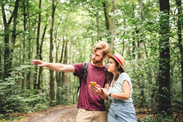 Paar Wandelingen Het Gebruik Van Kaarten App Mobiele Telefoon Twee — Stockfoto