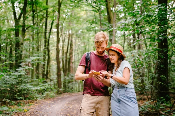 Paar Die Een Smartphone Gebruiken Het Bos Navigeren Thematoerisme Navigatie — Stockfoto