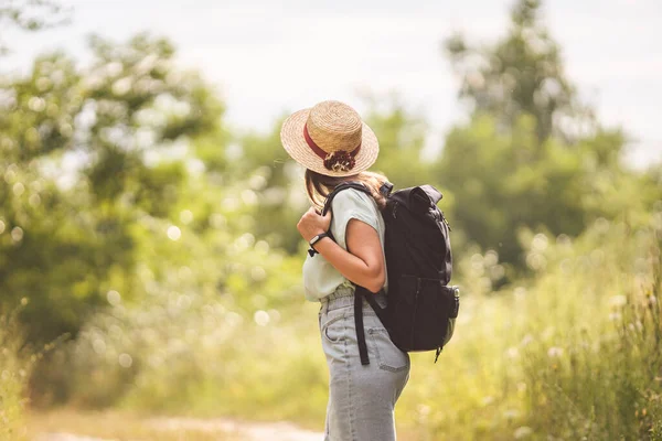 Menina Elegante Hipster Chapéu Palha Viajando Campo Jovem Com Mochila — Fotografia de Stock