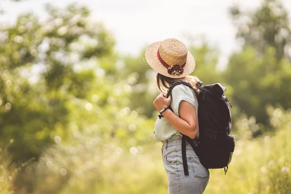 Menina Viagem Jovem Ponto Vista Menina Hipster Com Mochila Conceito — Fotografia de Stock