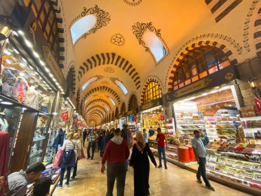 Mısır Pazarı, İstanbul, Türkiye, 28 Ekim 2019. İnsanlar Mısır Çarşısı 'nda. Baharat Pazarı. İstanbul 'da büyük pazar. İnsanlar ve turistler alışveriş yapıyor. Türkiye 'de sokak pazarları.