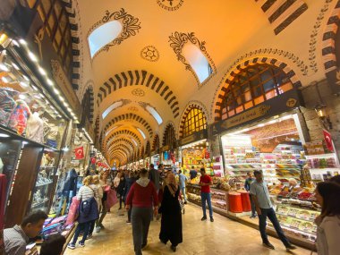 Mısır Pazarı, İstanbul, Türkiye, 28 Ekim 2019. İnsanlar Mısır Çarşısı 'nda. Baharat Pazarı. İstanbul 'da büyük pazar. İnsanlar ve turistler alışveriş yapıyor. Türkiye 'de sokak pazarları.