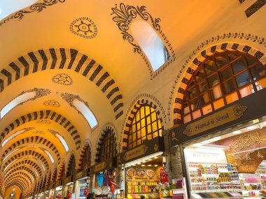 Mısır Pazarı, İstanbul, Türkiye, 28 Ekim 2019. İnsanlar Mısır Çarşısı 'nda. Baharat Pazarı. İstanbul 'da büyük pazar. İnsanlar ve turistler alışveriş yapıyor. Türkiye 'de sokak pazarları.
