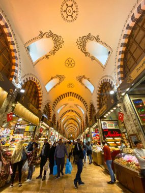 Mısır Pazarı, İstanbul, Türkiye, 28 Ekim 2019. İnsanlar Mısır Çarşısı 'nda. Baharat Pazarı. İstanbul 'da büyük pazar. İnsanlar ve turistler alışveriş yapıyor. Türkiye 'de sokak pazarları.