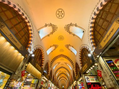 Mısır Pazarı, İstanbul, Türkiye, 28 Ekim 2019. İnsanlar Mısır Çarşısı 'nda. Baharat Pazarı. İstanbul 'da büyük pazar. İnsanlar ve turistler alışveriş yapıyor. Türkiye 'de sokak pazarları.