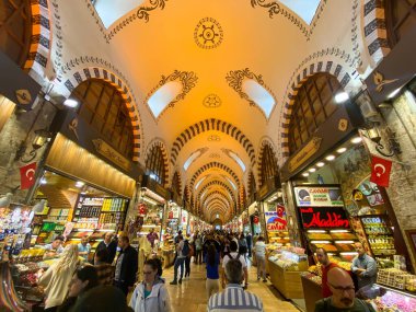 Mısır Pazarı, İstanbul, Türkiye, 28 Ekim 2019. İnsanlar Mısır Çarşısı 'nda. Baharat Pazarı. İstanbul 'da büyük pazar. İnsanlar ve turistler alışveriş yapıyor. Türkiye 'de sokak pazarları.
