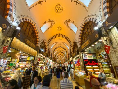 Mısır Pazarı, İstanbul, Türkiye, 28 Ekim 2019. İnsanlar Mısır Çarşısı 'nda. Baharat Pazarı. İstanbul 'da büyük pazar. İnsanlar ve turistler alışveriş yapıyor. Türkiye 'de sokak pazarları.