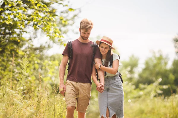 Een Paar Wandelingen Langs Het Bospad Gelukkige Liefdevolle Man Vrouw — Stockfoto