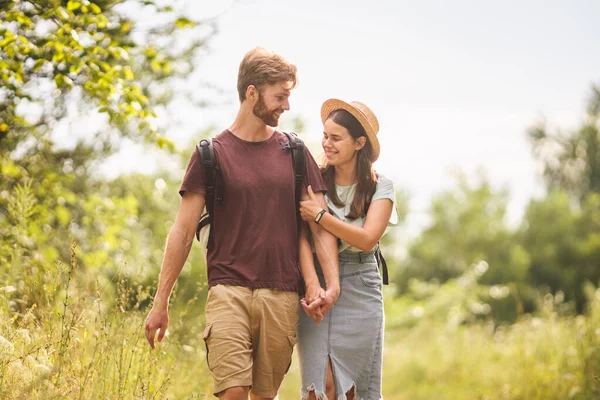 Actividades Aire Libre Joven Pareja Caucásica Caminar Ruta Marcada Través —  Fotos de Stock