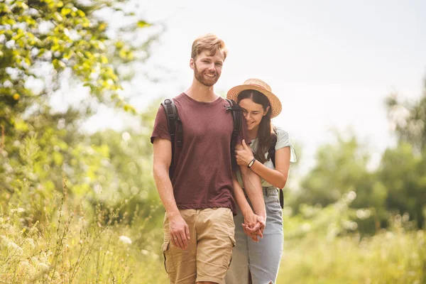 Casal Hipster Caucasiano Caminhando Longo Caminho Campo Homem Com Barba — Fotografia de Stock