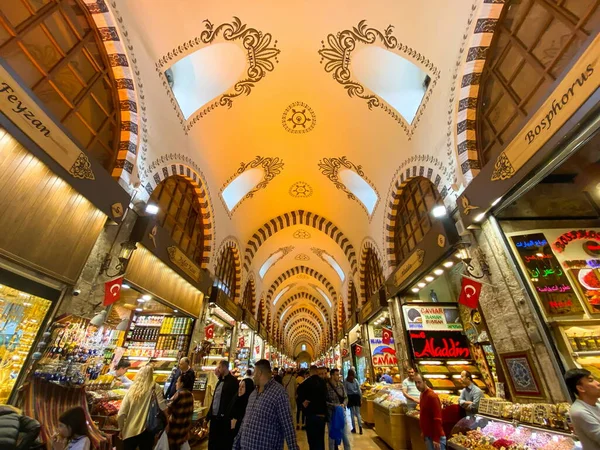 Mısır Pazarı, İstanbul, Türkiye, 28 Ekim 2019. İnsanlar Mısır Çarşısı 'nda. Baharat Pazarı. İstanbul 'da büyük pazar. İnsanlar ve turistler alışveriş yapıyor. Türkiye 'de sokak pazarları.