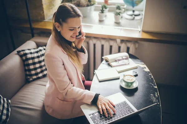 Feliz Empresaria Hablando Por Teléfono Mujer Café Utilice Teléfono Móvil — Foto de Stock
