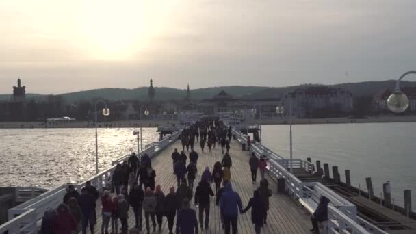 Sopot Pier Molo in the city of Sopot, Poland February 9, 2020. Cold winter day on famous old wooden pier in Sopot, located on Baltic sea. People walking on the longest wooden pier in Europe in Sopot — Stock Video