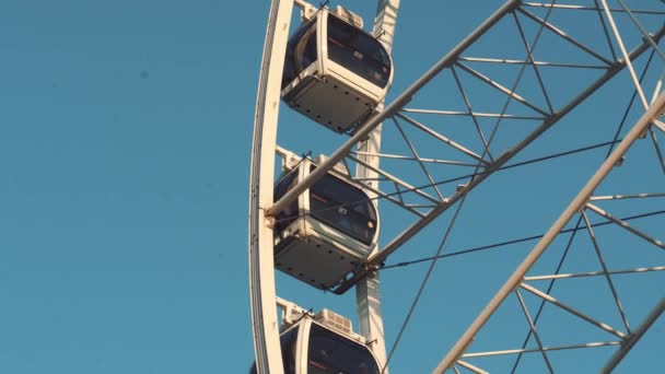 Gdansk, Polen, 8 februari 2020. Gdansk gigantische 3D letters bord met een reuzenrad op de achtergrond. Ferris wiel in de oude stad van Gdansk. Prachtige architectuur van Gdansk met een outdoor bord — Stockvideo