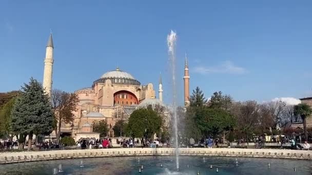 Hagia Sophia Kirche der Heiligen Weisheit - Ayasofya. Istanbul, Türkei 25. Oktober 2019. Außenansicht der Hagia Sophia Ayasofya Moschee Museum. Sultanahmet in Istanbul. Sultanahmet-Platz — Stockvideo