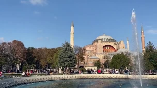 Kostel svaté moudrosti Hagia Sophia - Ayasofya. Istanbul, Turecko 25. října2019. Exteriér muzea mešity Hagia Sophia Ayasofya. Okres Sultanahmet v Istanbulu. Náměstí Sultanahmet — Stock video