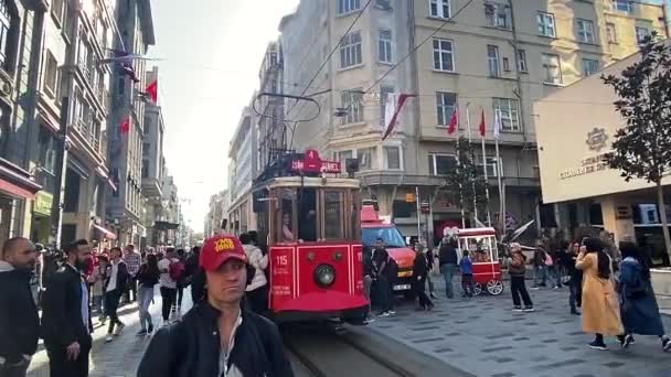 Stará tramvaj Istiklal Avenue v Istanbulu, Turecko 2. listopadu2019. Nostalgická červená tramvaj v Taksim Istiklal Street. Tramvaj Red Retro na přeplněné Istiklal ulici. Stará červená tramvaj s cestujícími na Istiklal ulici — Stock video