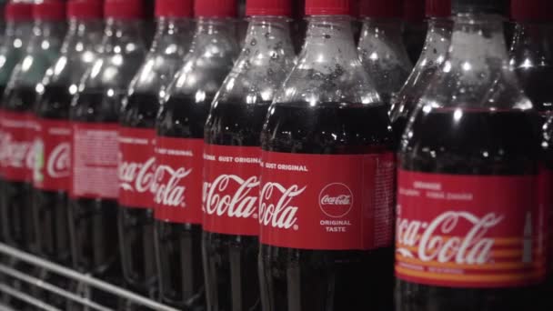 Ucrania Kiev Agosto 2020 Sugar Coca Cola Botellas Ordenadas Cuidadosamente — Vídeo de stock