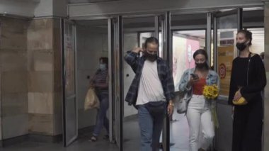 Ukrayna, Kiev 3 Ağustos 2020. Metroya giriş, Kyiv şehri halkı. İnsanlar yeraltı geçitlerinden geçiyorlar. Metro istasyonu transferi. Kiev 'de Covid 19 toplu taşıma. Coronavirüs salgını